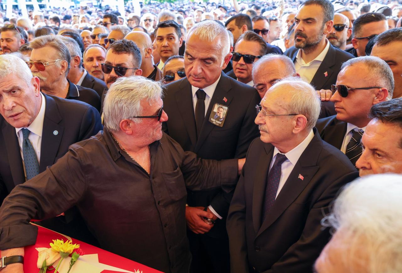 CHP Genel Başkanı Kemal Kılıçdaroğlu, Kadir İnanır'ın Cenaze Törenine Katıldı