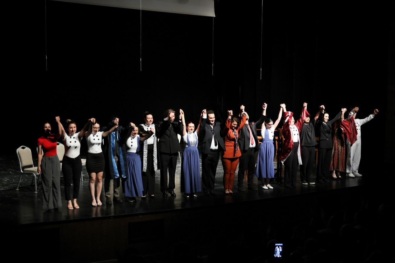 TİYATRO OKULU’NUN YENİ MEZUNLARINDAN DÜNYA PRÖMİYERİ : “İNSANÜSTÜ”