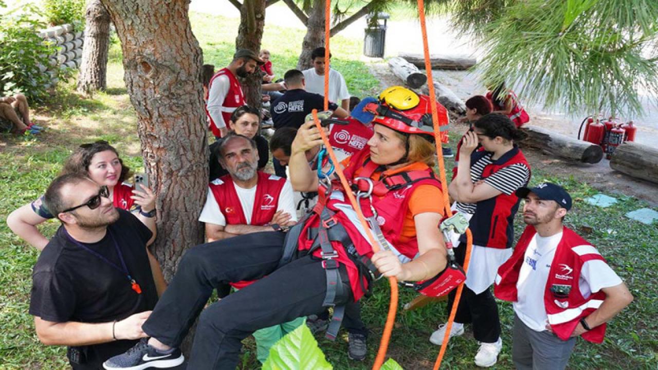 AFET GÖNÜLLÜLERİ EĞİTİM KAMPINDA SAHAYA HAZIRLANDI