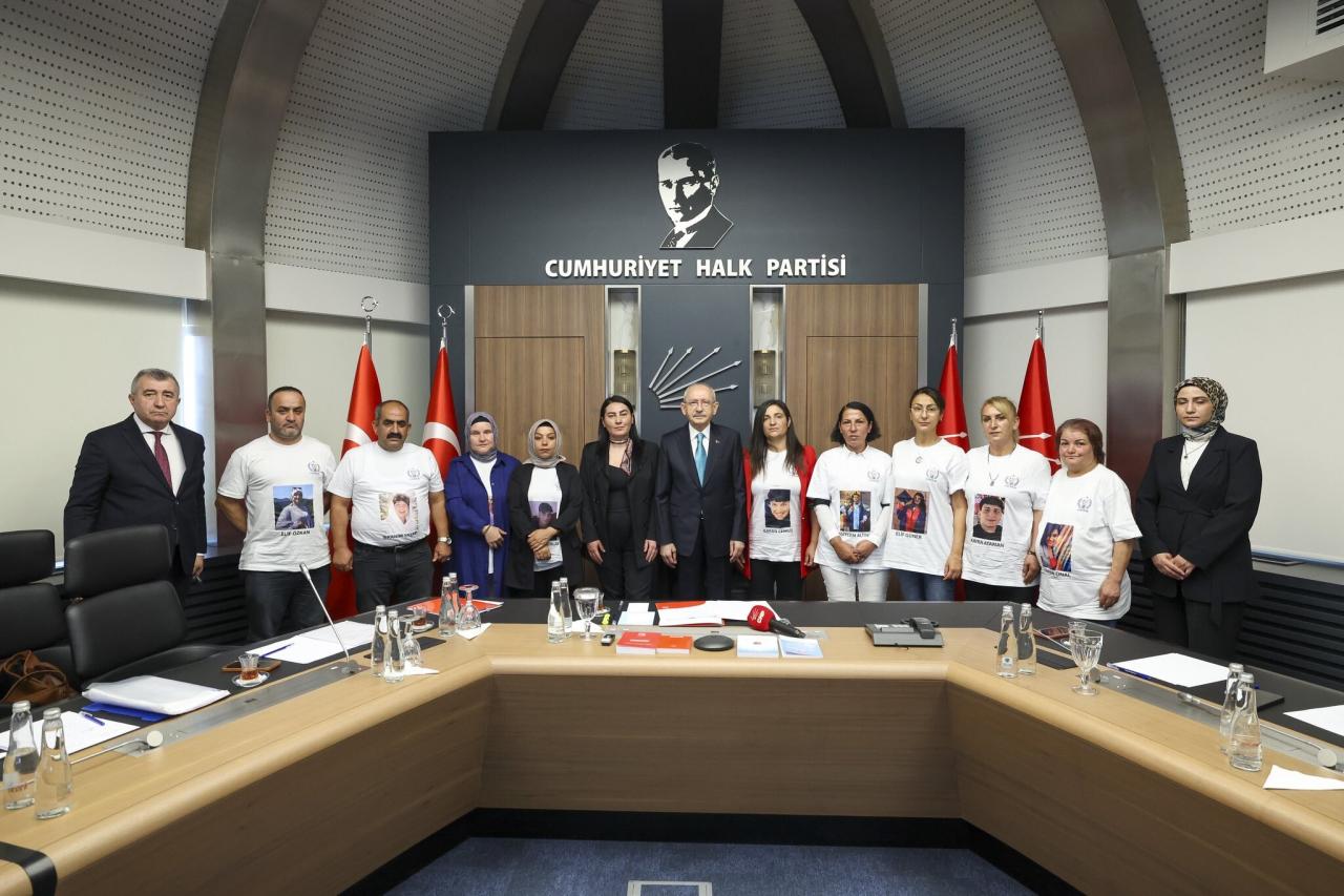CHP Genel Başkanı Kılıçdaroğlu, UHDER Yönetimi ile Kadın ve Çocuk Cinayetlerinde Yakınlarını Kaybeden Ailelerle Görüştü