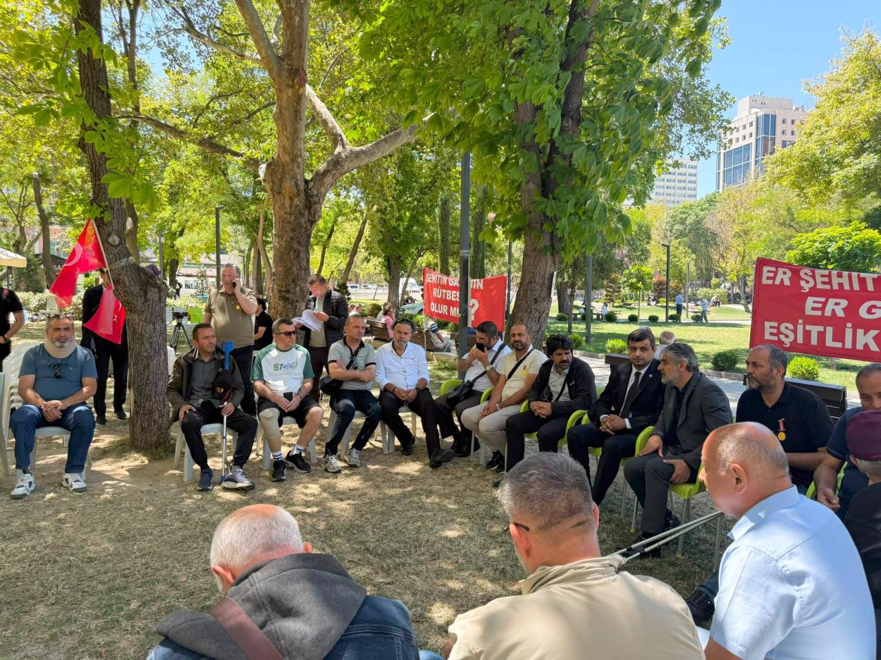 Deniz Demir, Güvenpark’ta Adalet ve Eşitlik Arayan Şehit Yakınları ve Gazileri Ziyaret Etti