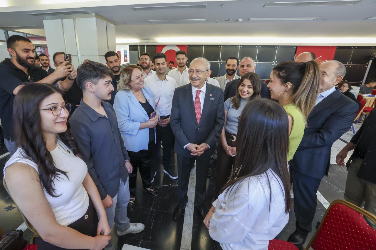 CHP Lideri Kemal Kılıçdaroğlu, Kadın Kolları Tarafından Genel Merkezde Kurulan Üniversite Tercih Merkezini Ziyaret Etti