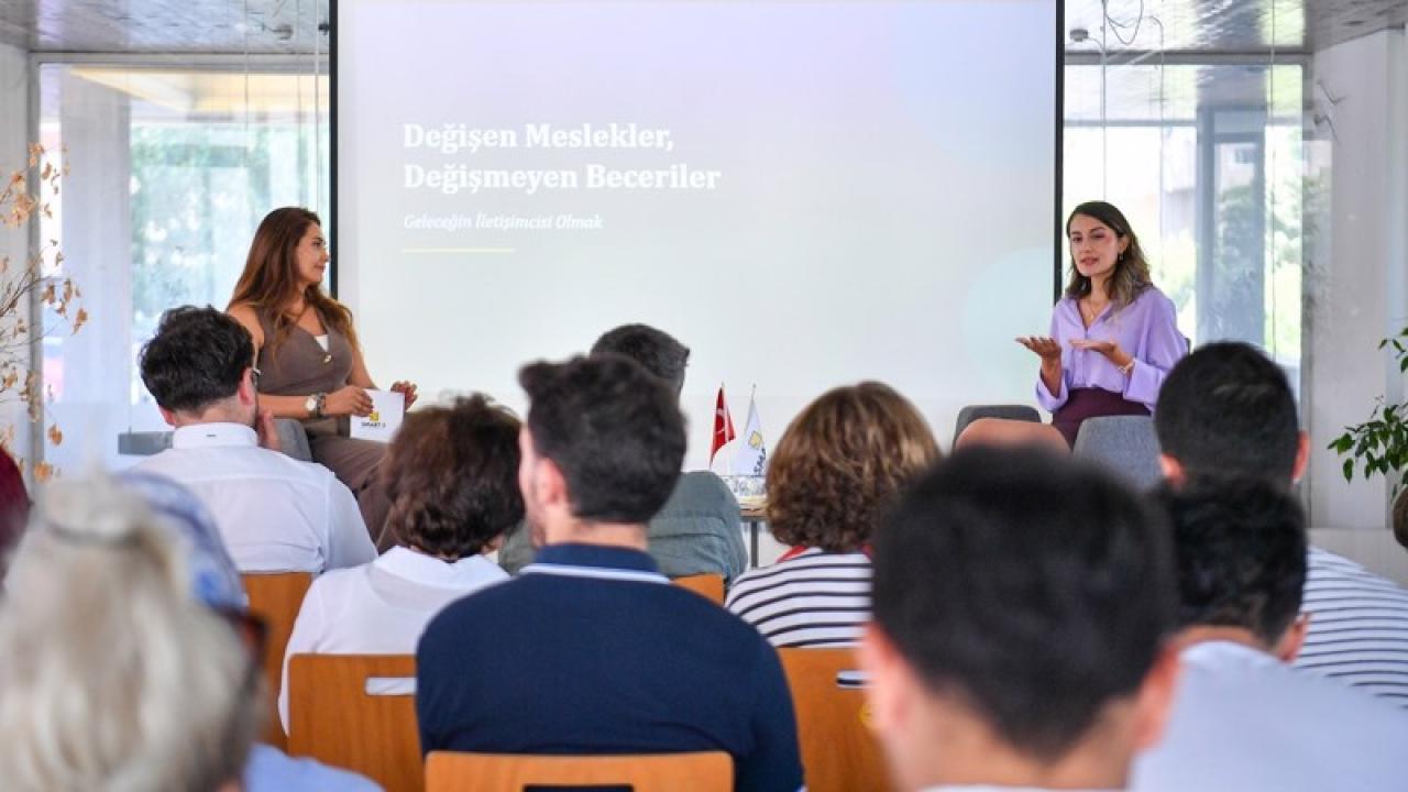 SMART TALKS’TA GELECEĞİN İLETİŞİM BECERİLERİ KONUŞULDU