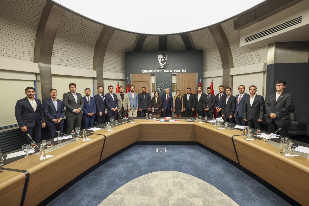 CHP Genel Başkanı Kemal Kılıçdaroğlu, Gençlik Kolları MYK Üyeleriyle Bir Araya Geldi
