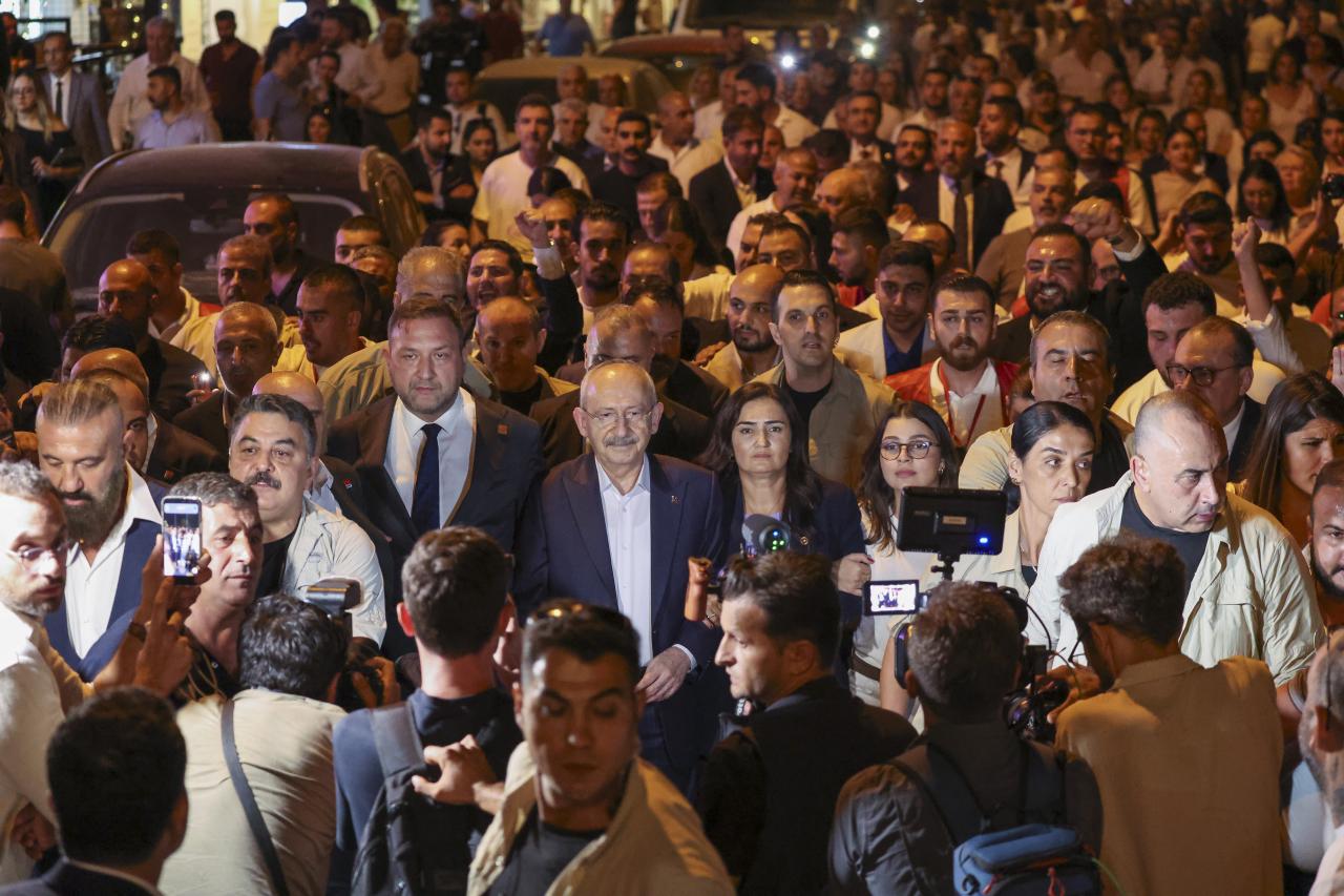 CHP Genel Başkanı Kemal Kılıçdaroğlu, İzmir'in Karşıyaka İlçesinde Düzenlenen Yürüyüşe Katıldı