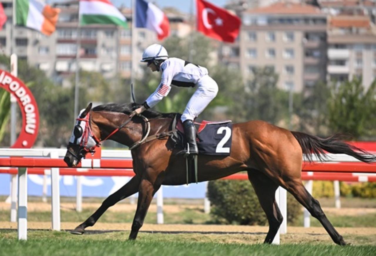 Eszter Jeles-FEGENTRI Amatör Kadın Binici Dünya Şampiyonası Koşusu’nu King Of The Win kazandı