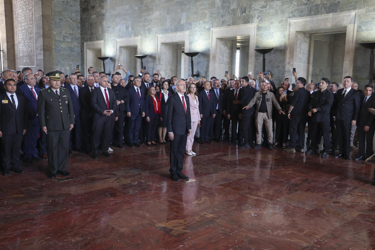 CHP Lideri Kemal Kılıçdaroğlu, 103’üncü Kuruluş Yıl Dönümümüzde Anıtkabir’de: “Cumhuriyeti Demokrasiyle Taçlandıracağız”
