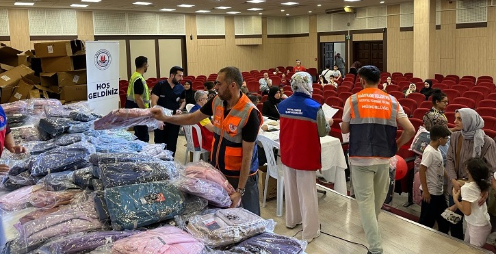 KÂĞITHANE BELEDİYESİ’NDEN ÖĞRENCİLERE ÇANTA VE KIRTASİYE DESTEĞİ