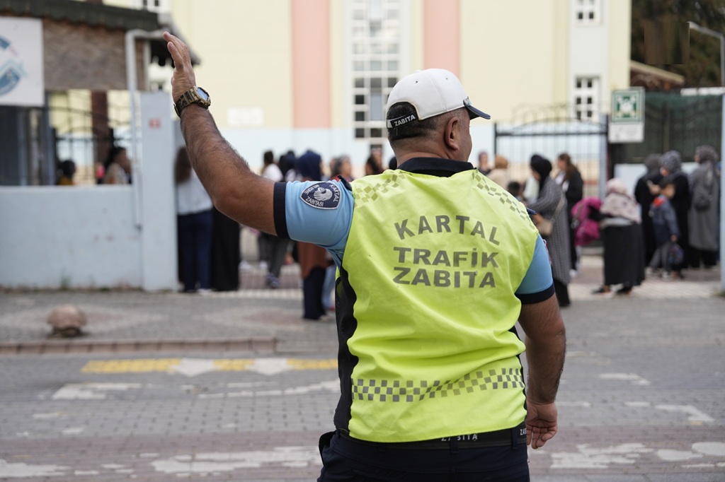 KARTAL’DA ZABITA EKİPLERİNDEN OKUL ÖNLERİNDE GÜVENLİK MESAİSİ