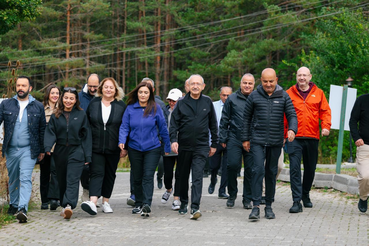 CHP Genel Başkanı Kemal Kılıçdaroğlu, TBMM Grubu Değerlendirme Toplantısı’nın Son Gününe Sabah Yürüyüşüyle Başladı