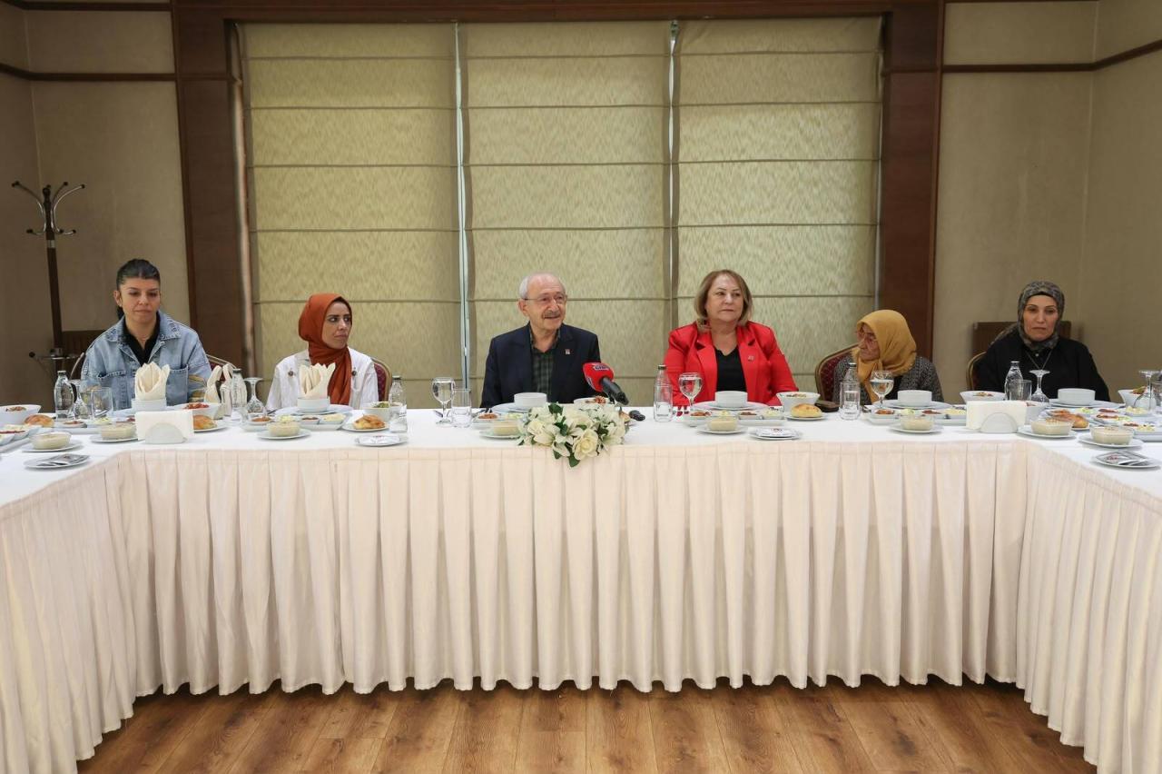 CHP Lideri Kemal Kılıçdaroğlu, Gündelik Ev İşlerinde Çalışan Kadınlarla Bir Araya Geldi
