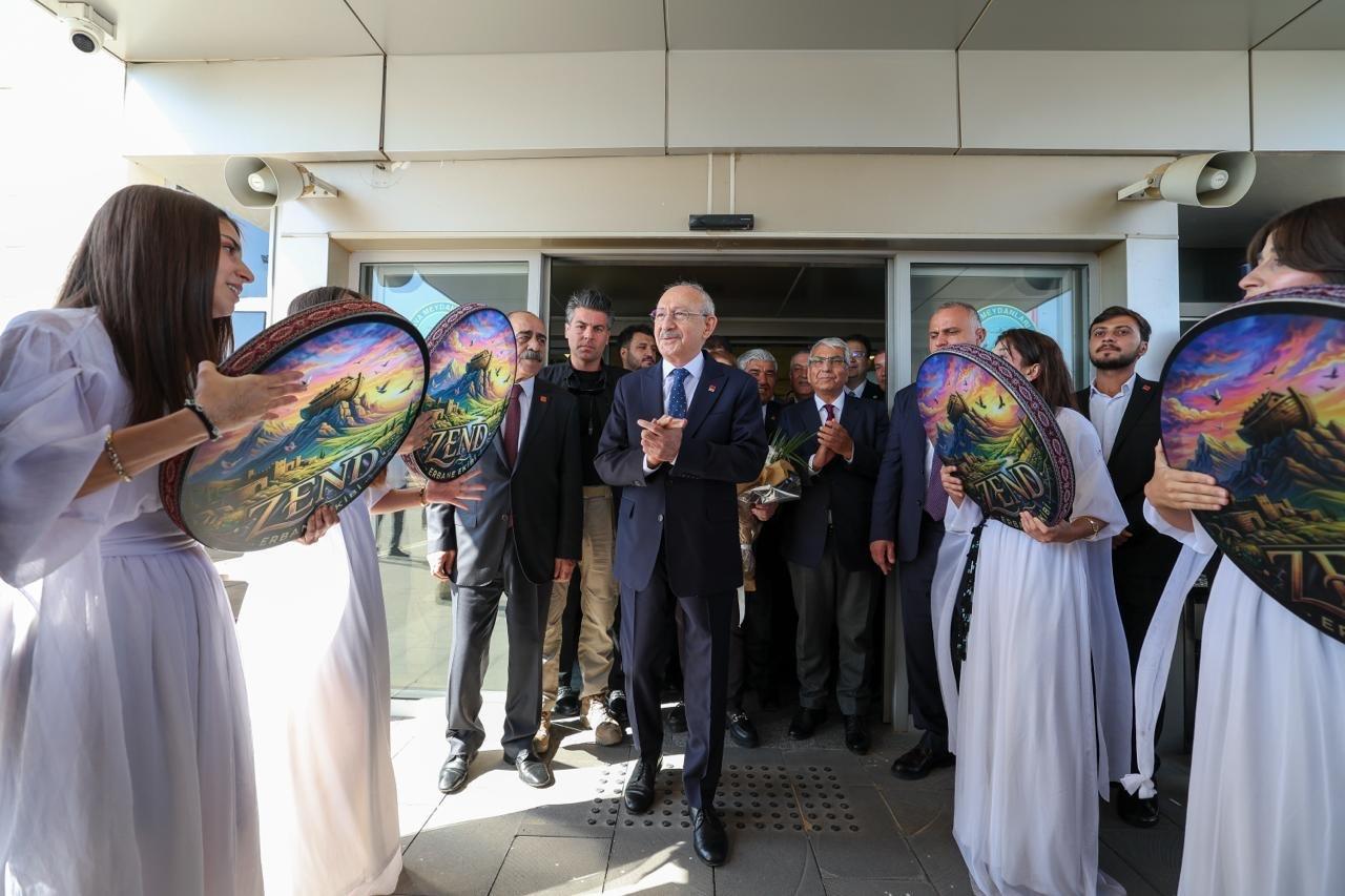 Cumhuriyet Halk Partisi Genel Başkanı Kemal Kılıçdaroğlu, Şırnak Şerafettin Elçi Havalimanı’nda Coşkuyla Karşılandı