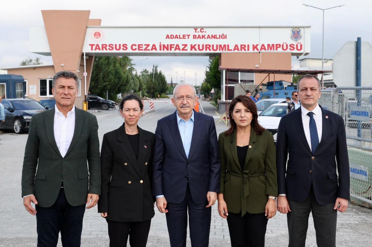 CHP Genel Başkanı Kemal Kılıçdaroğlu, Tarsus Cezaevinde Tutuklu Bulunan Vahap Seçer ile Abdullah Özyiğit’i Ziyaret Etti