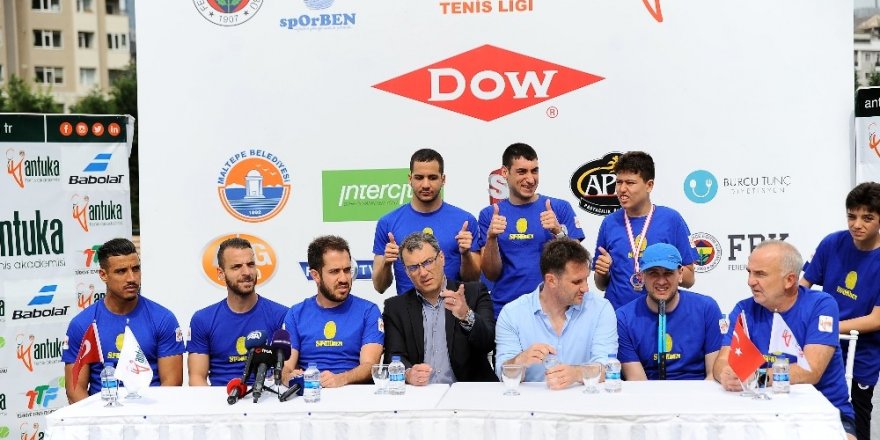 Soldado ve Dirar, otizmli çocuklarla gösteri maçı yaptı