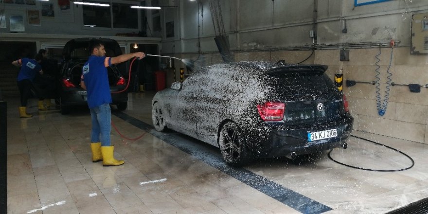 İstanbul’a çamur yağdı, oto yıkamacılar mesaiye erken başladı