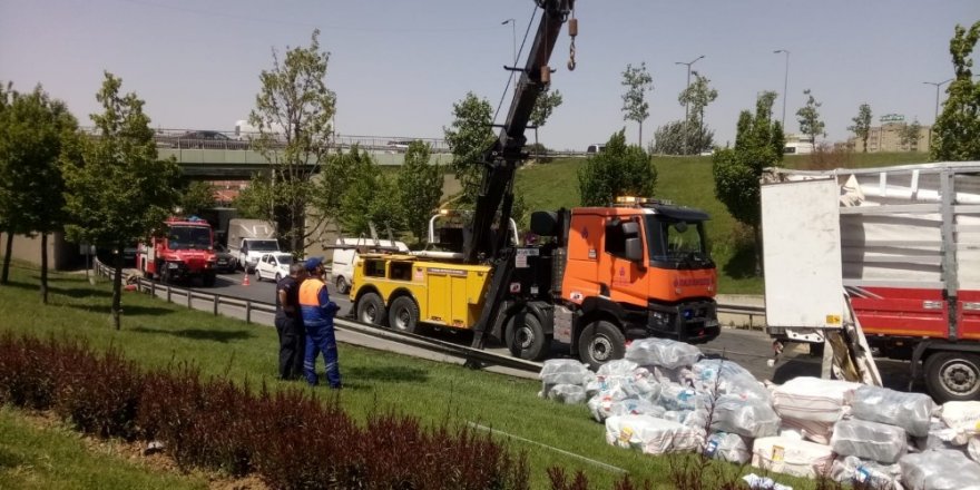 Otogar Bağlantı yolunda tır devrildi: 1 yaralı
