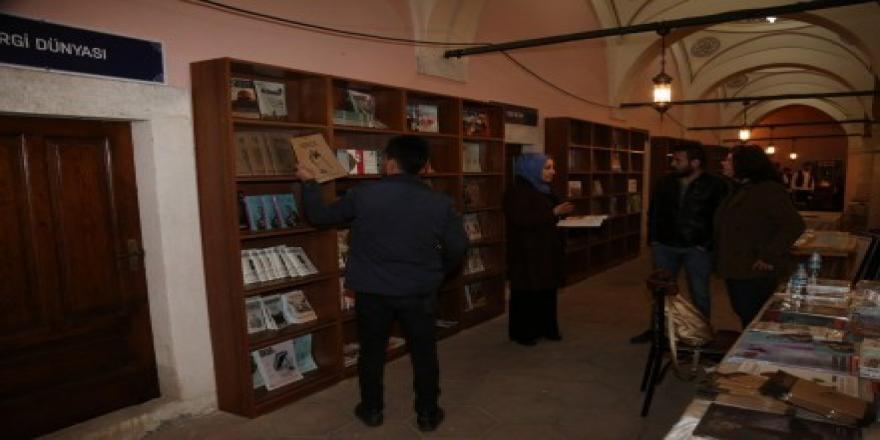 Eyüpsultan'da dergi ve sahaf stantları