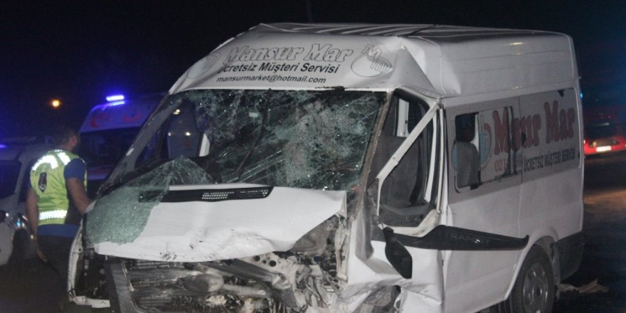 Halı sahadan dönen gençler minibüs ile kaza yaptı: 14 yaralı