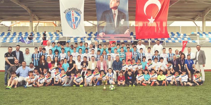 BEYLİKDÜZÜSPOR ŞAMPİYONLUK KUPASINI KALDIRDI