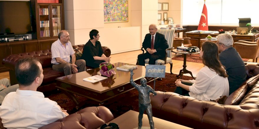 CHP GENEL BAŞKANI KEMAL KILIÇDAROĞLU, TMMOB MİMARLAR ODASI ANKARA ŞUBE BAŞKANI TEZCAN KARAKUŞ CANDAN VE BERABERİNDEKİ HEYET İLE BİR ARAYA GELDİ