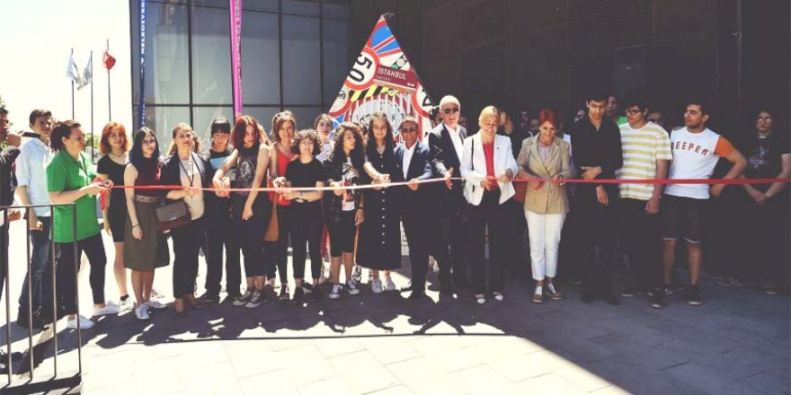 TRAFİK KAZALARINA DEV HEYKELLE DİKKAT ÇEKİLDİ