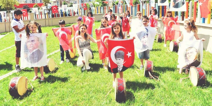 MİNİKLERİN KARNE SEVİNCİ