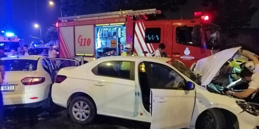 İki otomobil kafa kafaya çarpıştılar: 8 yaralı