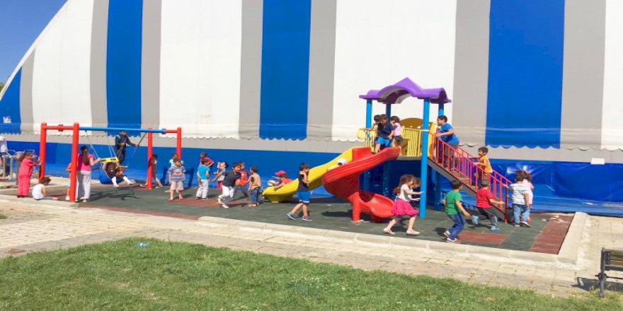 ÇOCUKLAR OYUN PARKINA KAVUŞTU