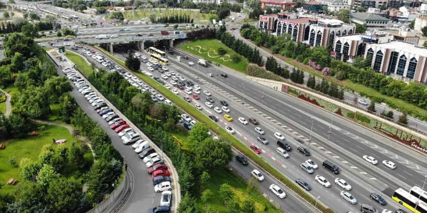 Bayram tatili sonrası oluşan trafik yoğunluğu havadan görüntülendi