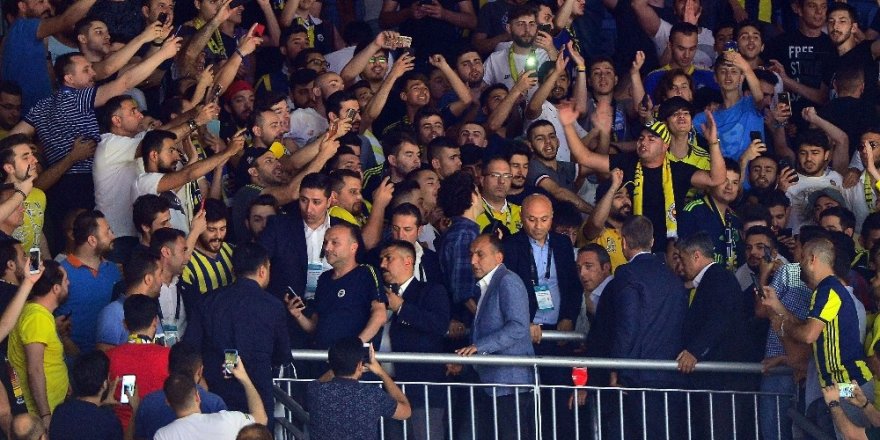 Ali Koç, tribünde taraftarlarla bir araya geldi