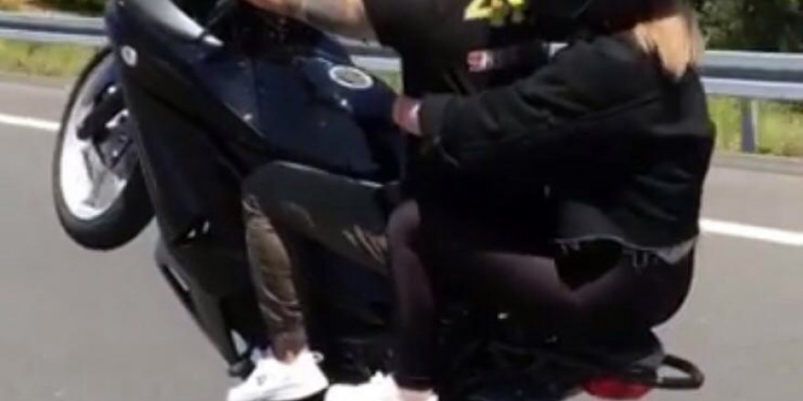 Seyir halindeki motosiklette kız arkadaşının üzerinden atlayıp gidonun başına geçen maganda kamerada