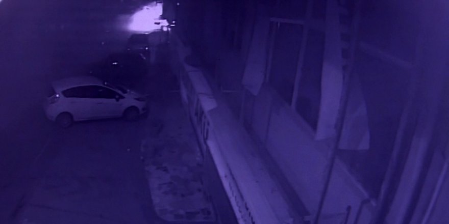 Polisten kaçan otomobil yayaların arasına böyle daldı