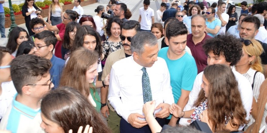 İstanbul Valisi Yerlikaya’dan LGS’de tam puan alan öğrencilere hediye