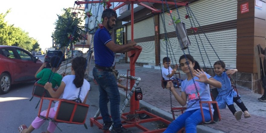 SEYYAR DÖNME DOLAP ÇOCUKLARIN İLGİ ODAĞI OLUYOR