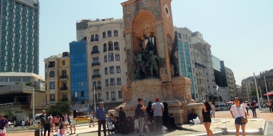 SICAKTAN BUNALAN ÇOCUKLAR SÜS HAVUZUNA GİRDİ