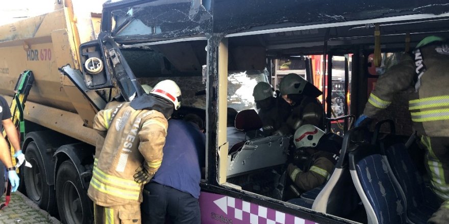 Sancaktepe’de Otobüs Kazası