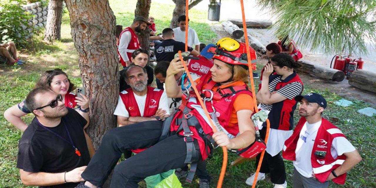 AFET GÖNÜLLÜLERİ EĞİTİM KAMPINDA SAHAYA HAZIRLANDI