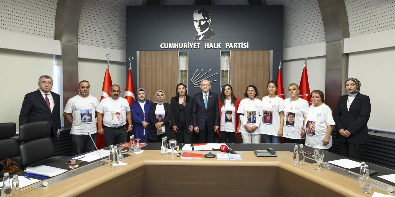 CHP Genel Başkanı Kılıçdaroğlu, UHDER Yönetimi ile Kadın ve Çocuk Cinayetlerinde Yakınlarını Kaybeden Ailelerle Görüştü