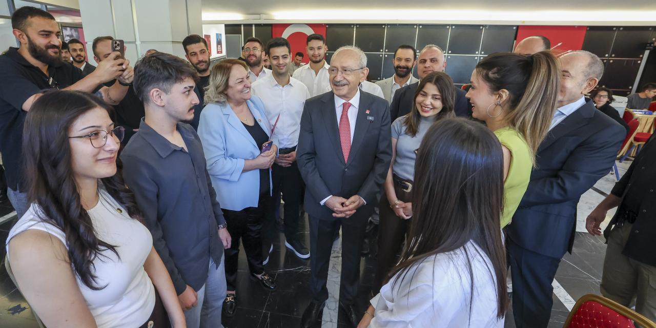 CHP Lideri Kemal Kılıçdaroğlu, Kadın Kolları Tarafından Genel Merkezde Kurulan Üniversite Tercih Merkezini Ziyaret Etti