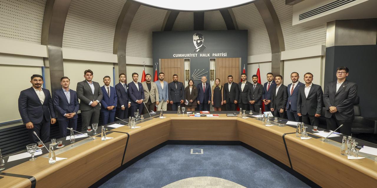 CHP Genel Başkanı Kemal Kılıçdaroğlu, Gençlik Kolları MYK Üyeleriyle Bir Araya Geldi