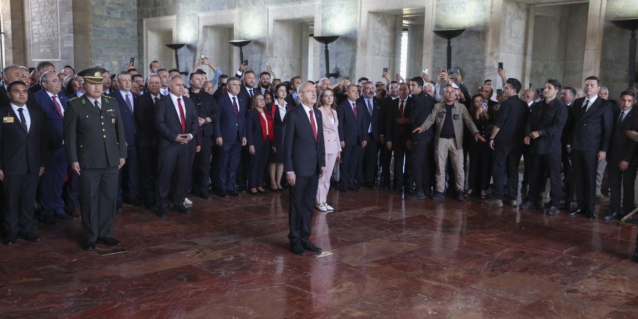 CHP Lideri Kemal Kılıçdaroğlu, 103’üncü Kuruluş Yıl Dönümümüzde Anıtkabir’de: “Cumhuriyeti Demokrasiyle Taçlandıracağız”