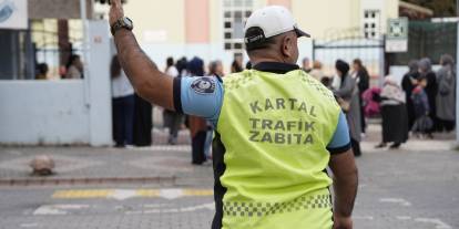 KARTAL’DA ZABITA EKİPLERİNDEN OKUL ÖNLERİNDE GÜVENLİK MESAİSİ