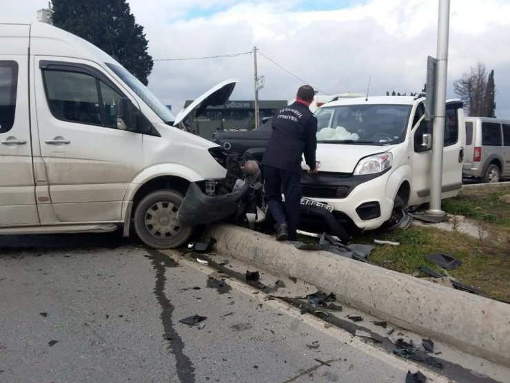 Esenyurt'ta, Servis aracı ile ticari araç çarpıştı: 1 yaralı