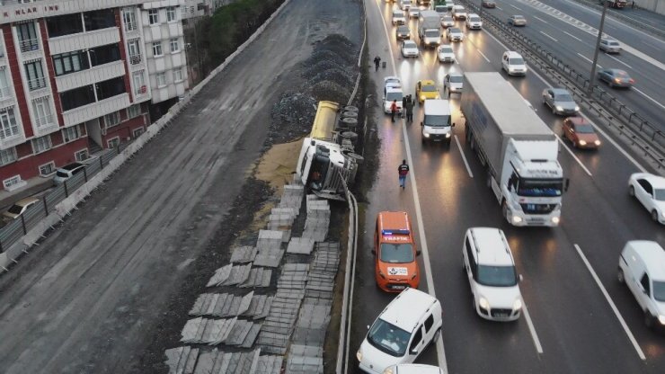 Zincirleme kazada hafriyat kamyonu devrildi