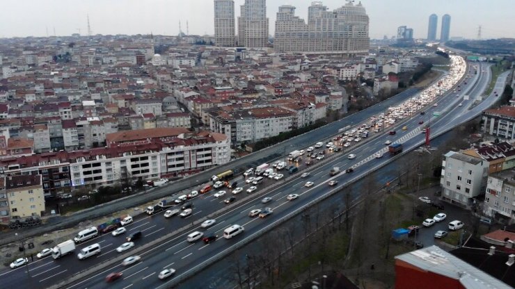 Zincirleme kazada hafriyat kamyonu devrildi