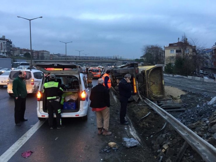 Zincirleme kazada hafriyat kamyonu devrildi