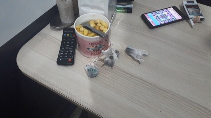 Kartal'da , Tantuniciye uyuşturucu baskını