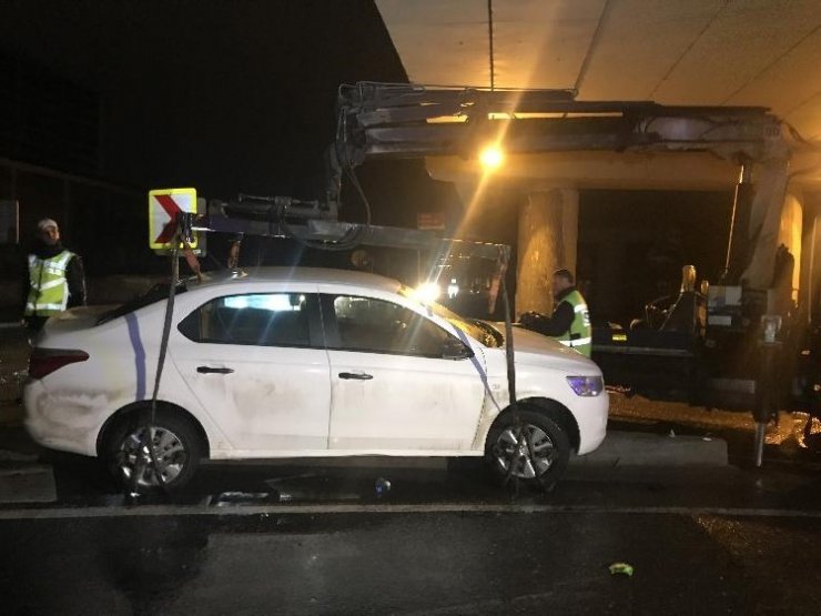 Bakırköy’de Polisin ‘Dur’ ihtarına uymayan araç kaza yaptı