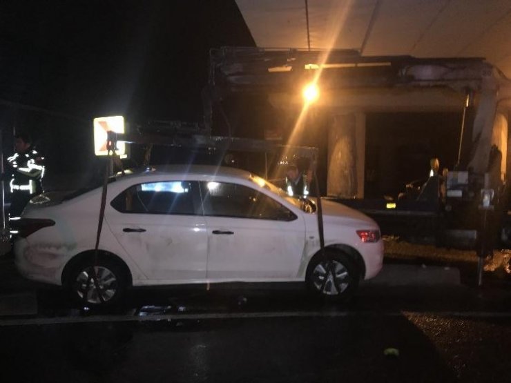 Bakırköy’de Polisin ‘Dur’ ihtarına uymayan araç kaza yaptı