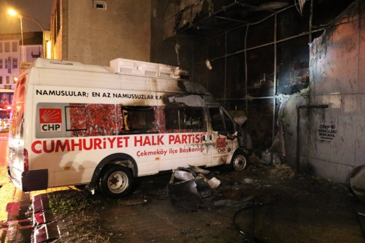 Çekmeköy’de CHP seçim aracı yandı